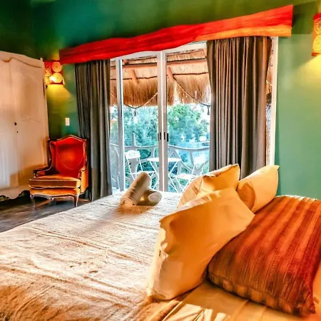 Cozy And Chic Escape Poolside Retreat King Bed