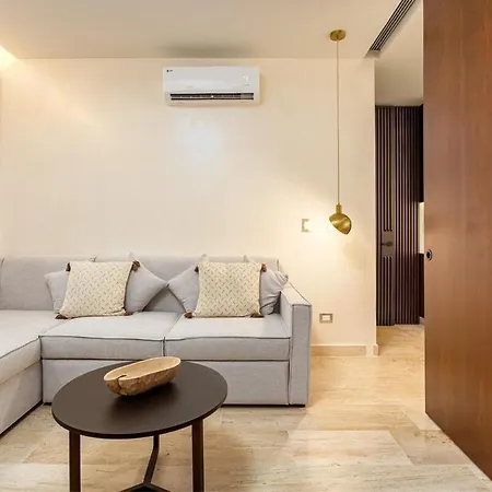 Elegant 2br Rooftop Pool Apartment *