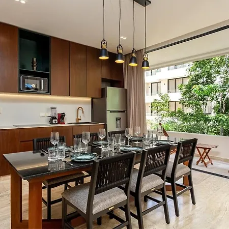 Elegant 2br Rooftop Pool Apartment