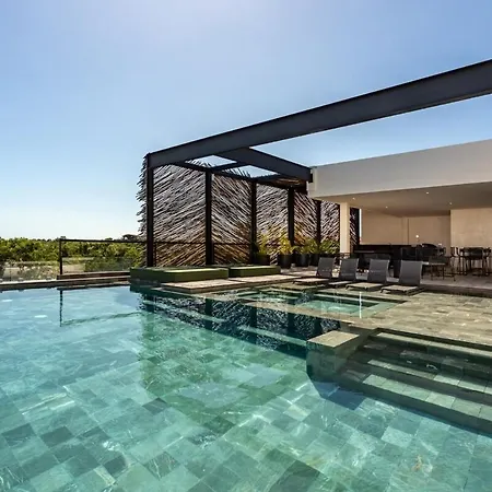 Elegant 2br Rooftop Pool Apartment *