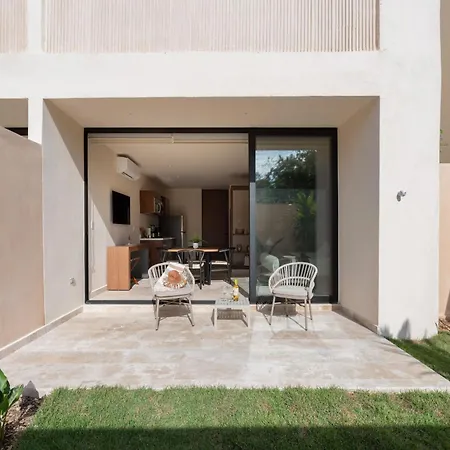 Private Garden Pool Access Near Jaguar Park