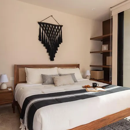 Private Garden Pool Access Near Jaguar Park Apartment *
