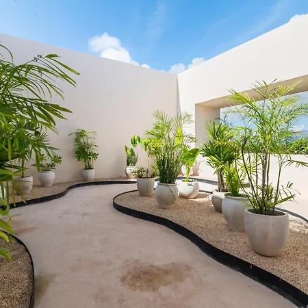Apartment Private Garden Pool Access Near Jaguar Park