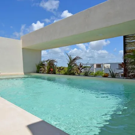 Luxury Rooftop Oasis, Heated Pools, Private Escape Apartment