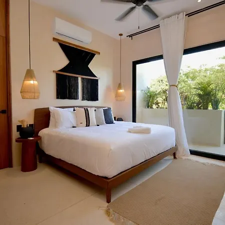 Luxury Rooftop Oasis, Heated Pools, Private Escape Apartment *