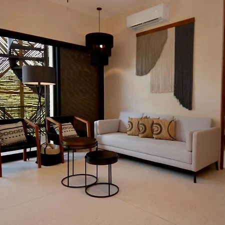 Apartment Luxury Rooftop Oasis, Heated Pools, Private Escape