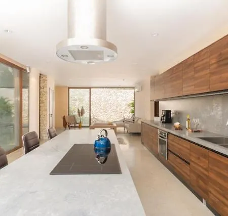 Villa Stunning & Brand New 6 Pax