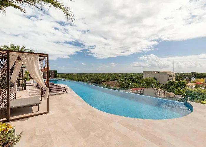 Penthouse Retreat Private Pool & Premium Amenities