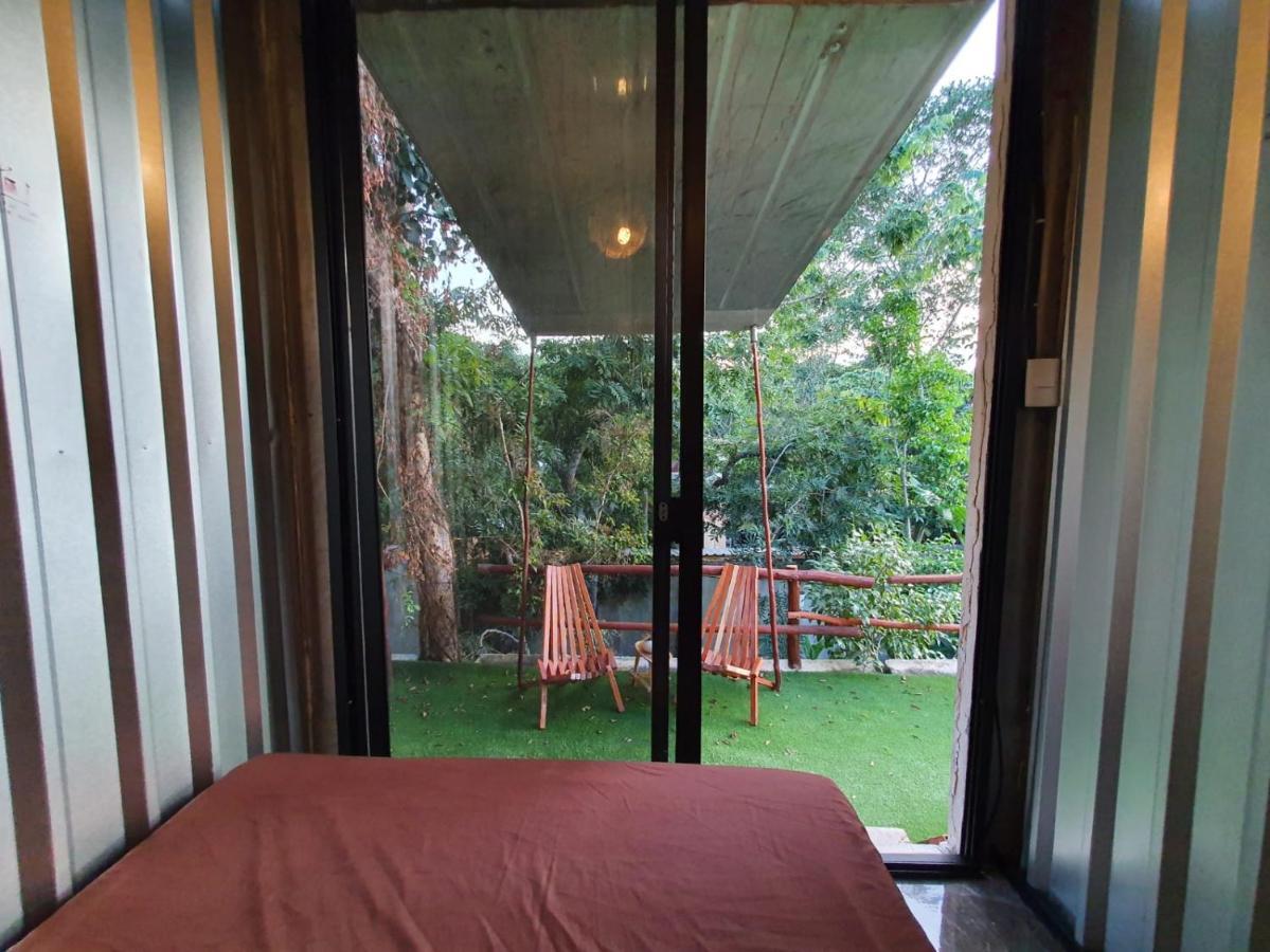 Primitive Selfcheck-in Adults Only 2*