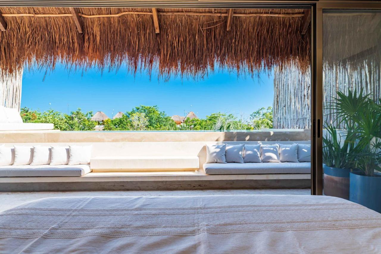 3 Bed Sleeps 6 - Private Pool & Hot Tub Apartment