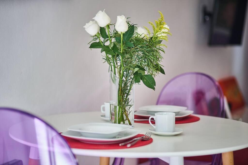 Roxie's Charming Art House, Great Location Apartment