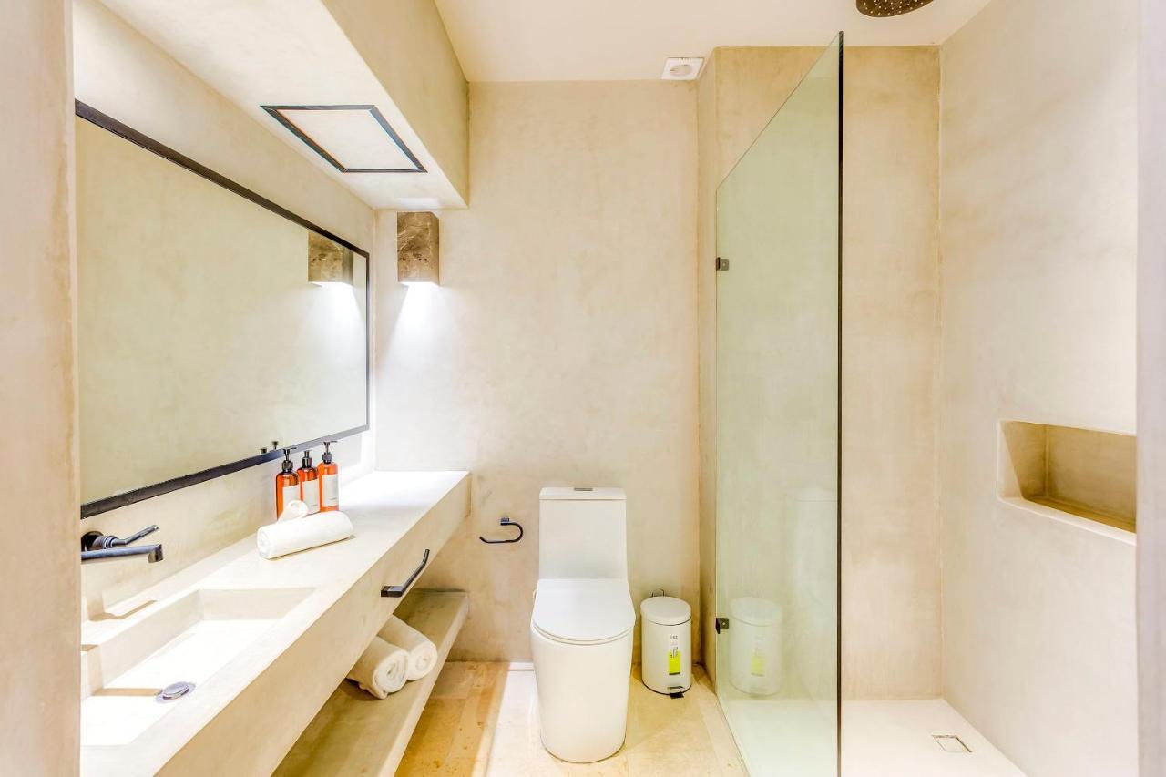 Apartment Gorgeous Flowy Space With Wrap-around Private Pool