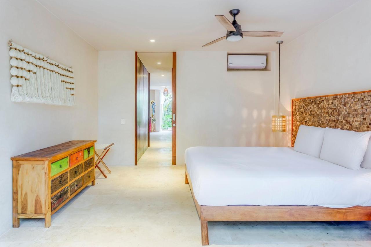 Apartment Gorgeous Flowy Space With Wrap-around Private Pool