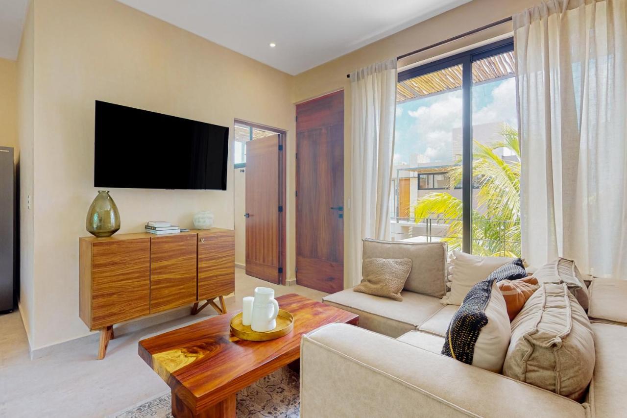 Apartment Fronds And Sun At Toh 11