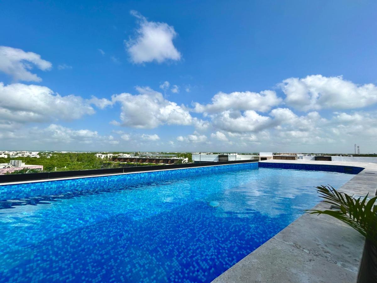 Rooftop Oasis: Urban Retreat With Infinity Pool & Private Terrace Apartment