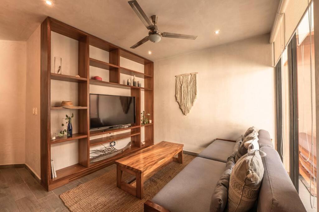 2br, 2 Pools, Gym, 15min From