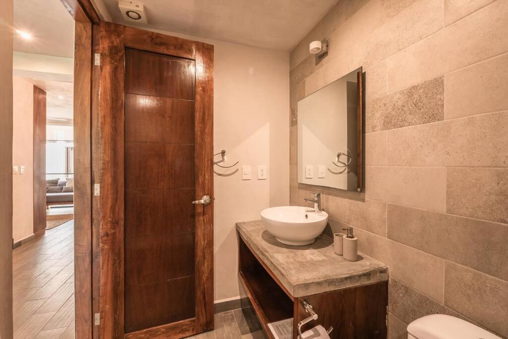 2br, 2 Pools, Gym, 15min From