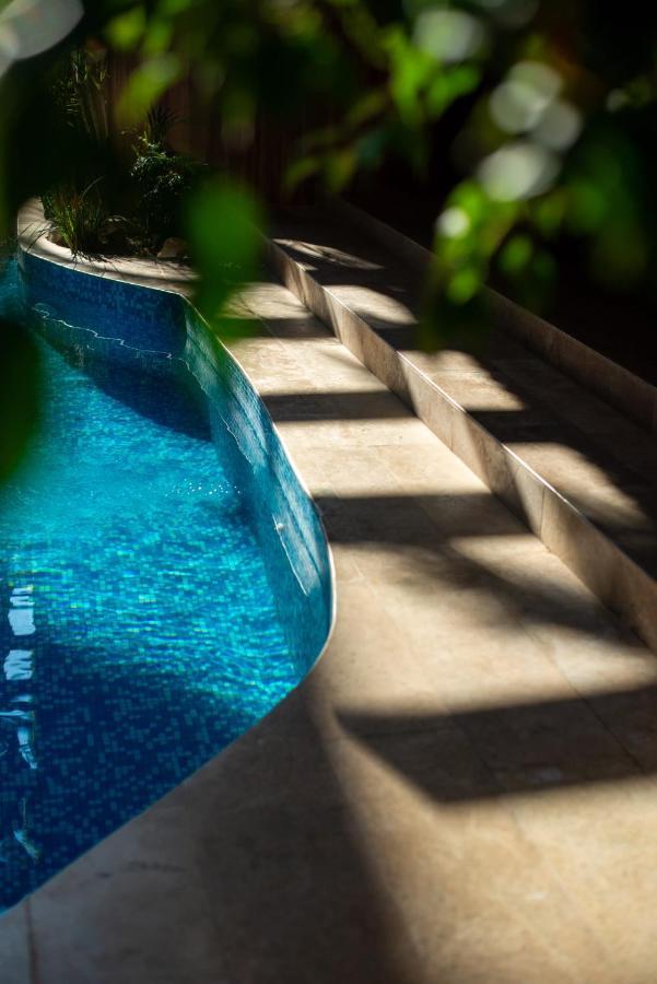 Menesse Oasis: Chic And Serene Getaway Apartment