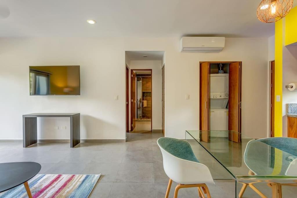 Complex With An Alluring Pool & Tropical Vibes By Stella Rentals! Apartment