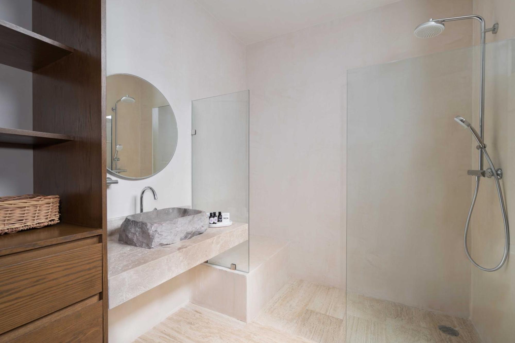 Penthouse Oasis: Rooftop Pool & Luxury Apartment *