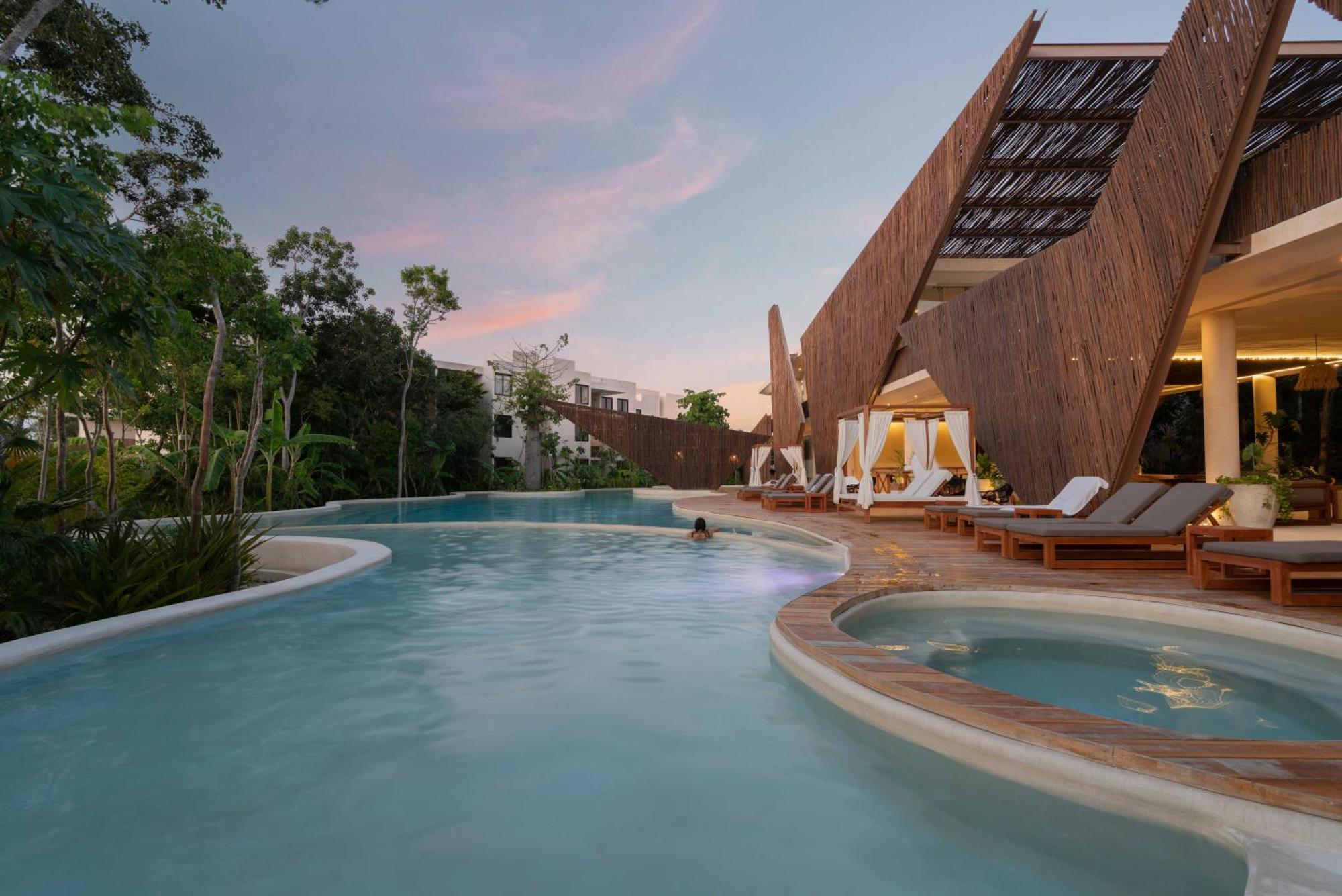 Penthouse Oasis: Rooftop Pool & Luxury Tulum