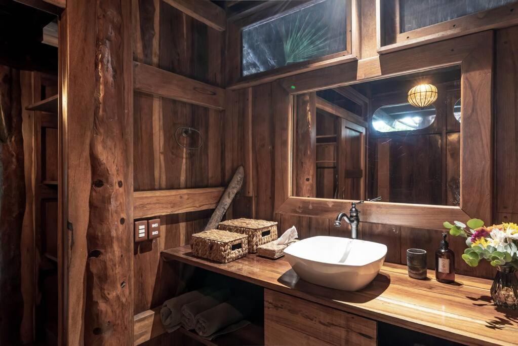 Stunning Jungle Treehouse With Lakefront & Beachside *