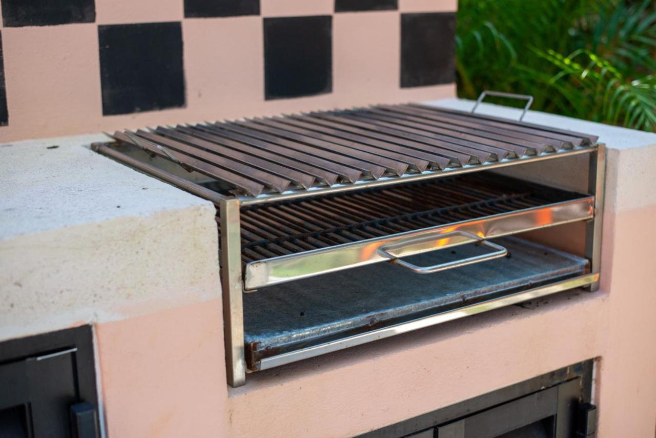 Shes Moody 3 Bed Penthouse With Yard Pools Rooftop Aircon 15 Minute Drive To The Holiday home