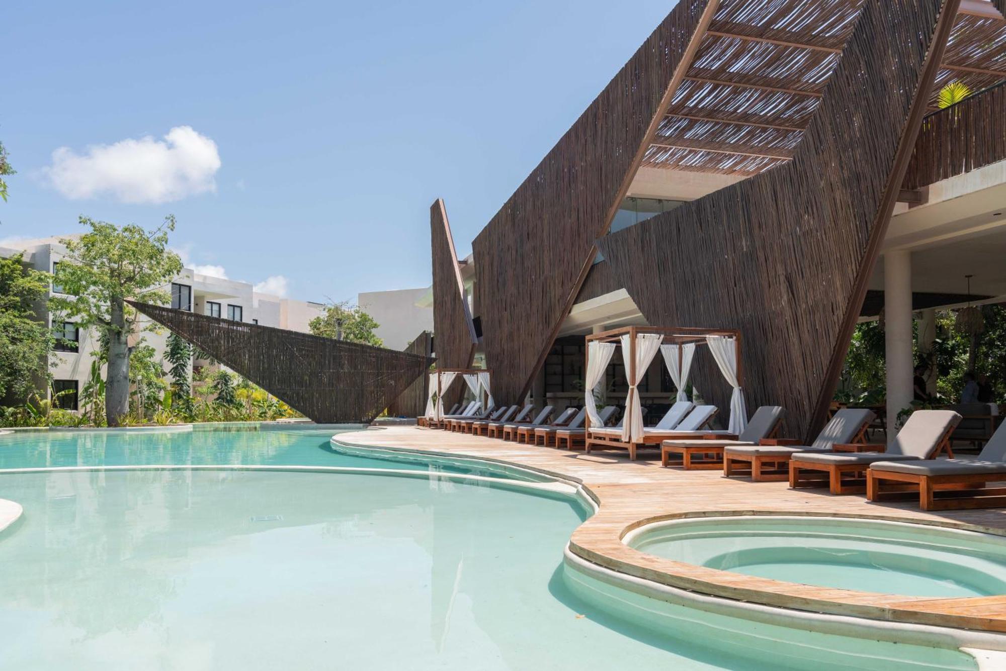 Penthouse Oasis: Rooftop Pool & Luxury Apartment *