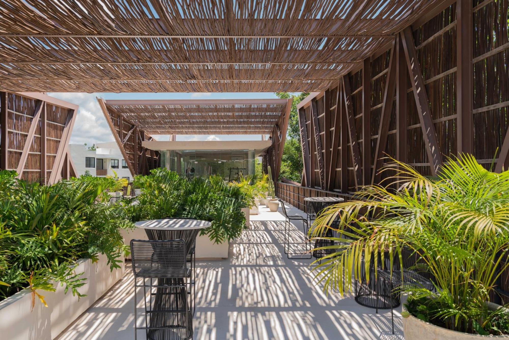 Penthouse Oasis: Rooftop Pool & Luxury Apartment