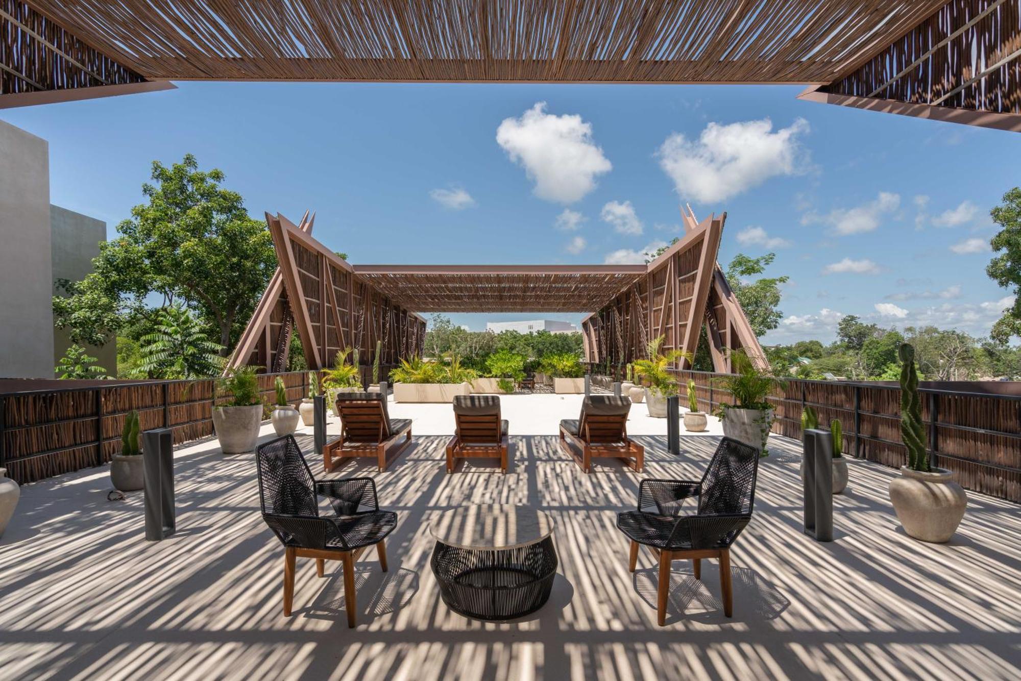 Penthouse Oasis: Rooftop Pool & Luxury