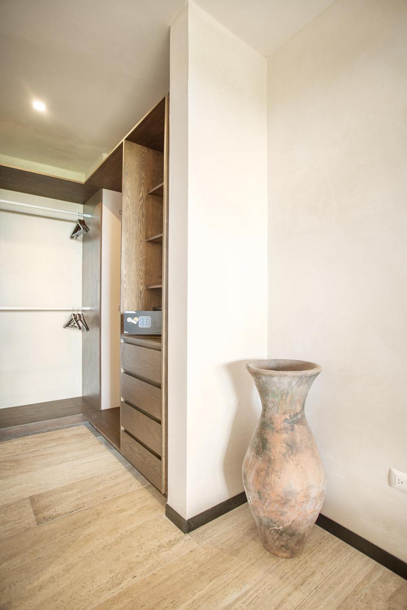 Apartment Penthouse Oasis: Rooftop Pool & Luxury *