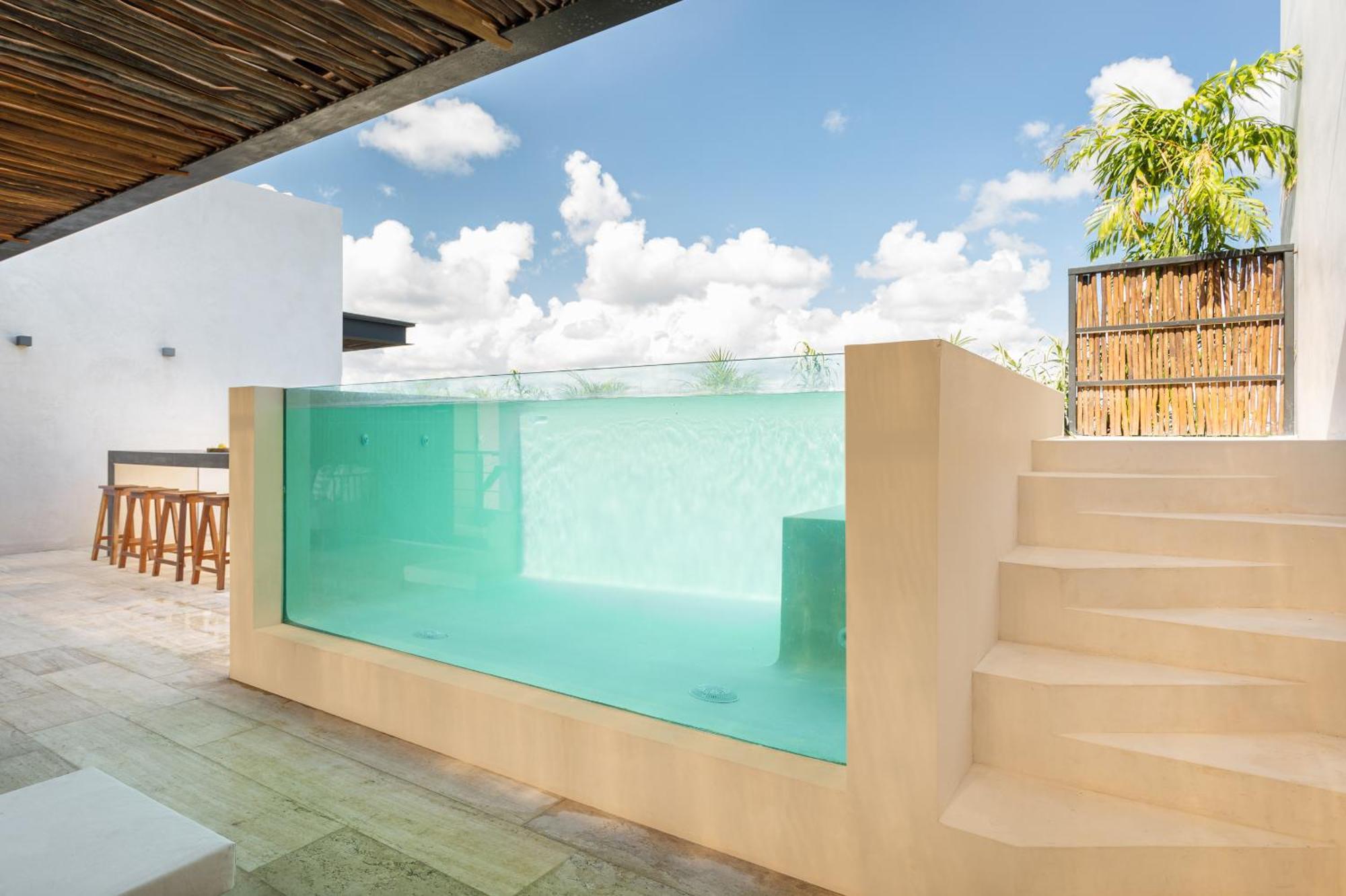 Penthouse Oasis: Rooftop Pool & Luxury *