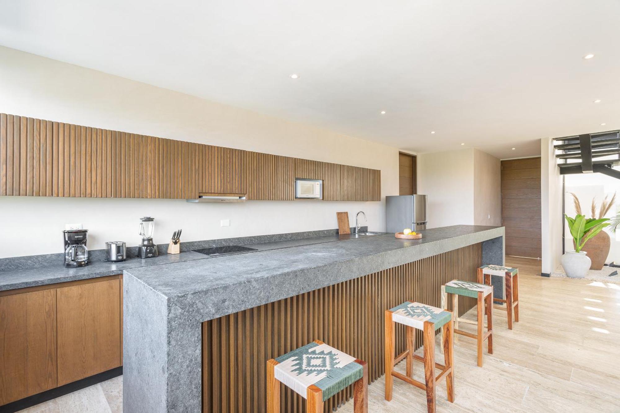 Penthouse Oasis: Rooftop Pool & Luxury Apartment