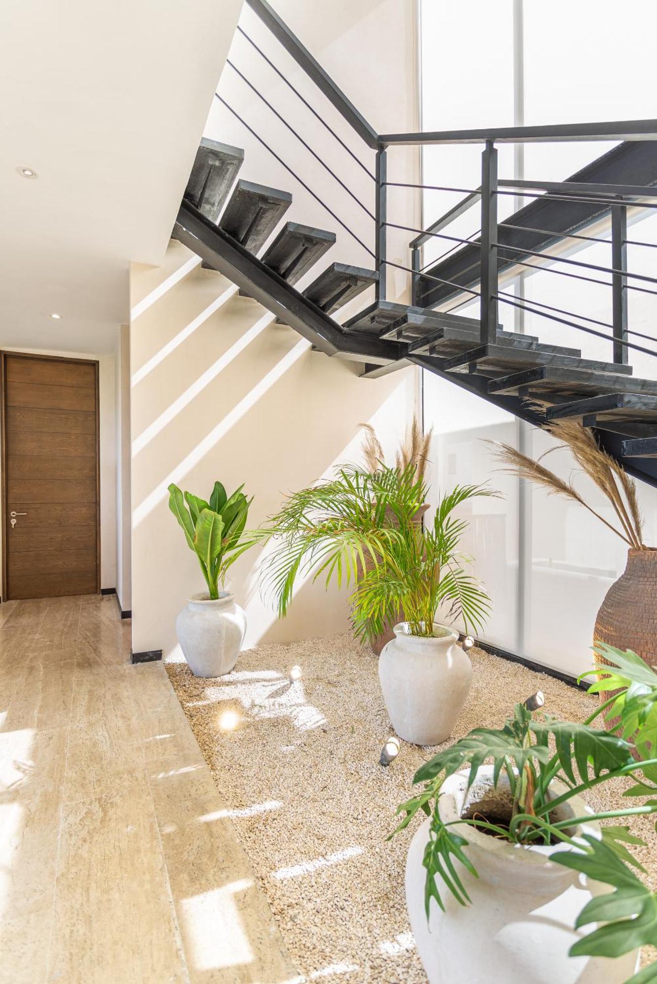 Penthouse Oasis: Rooftop Pool & Luxury