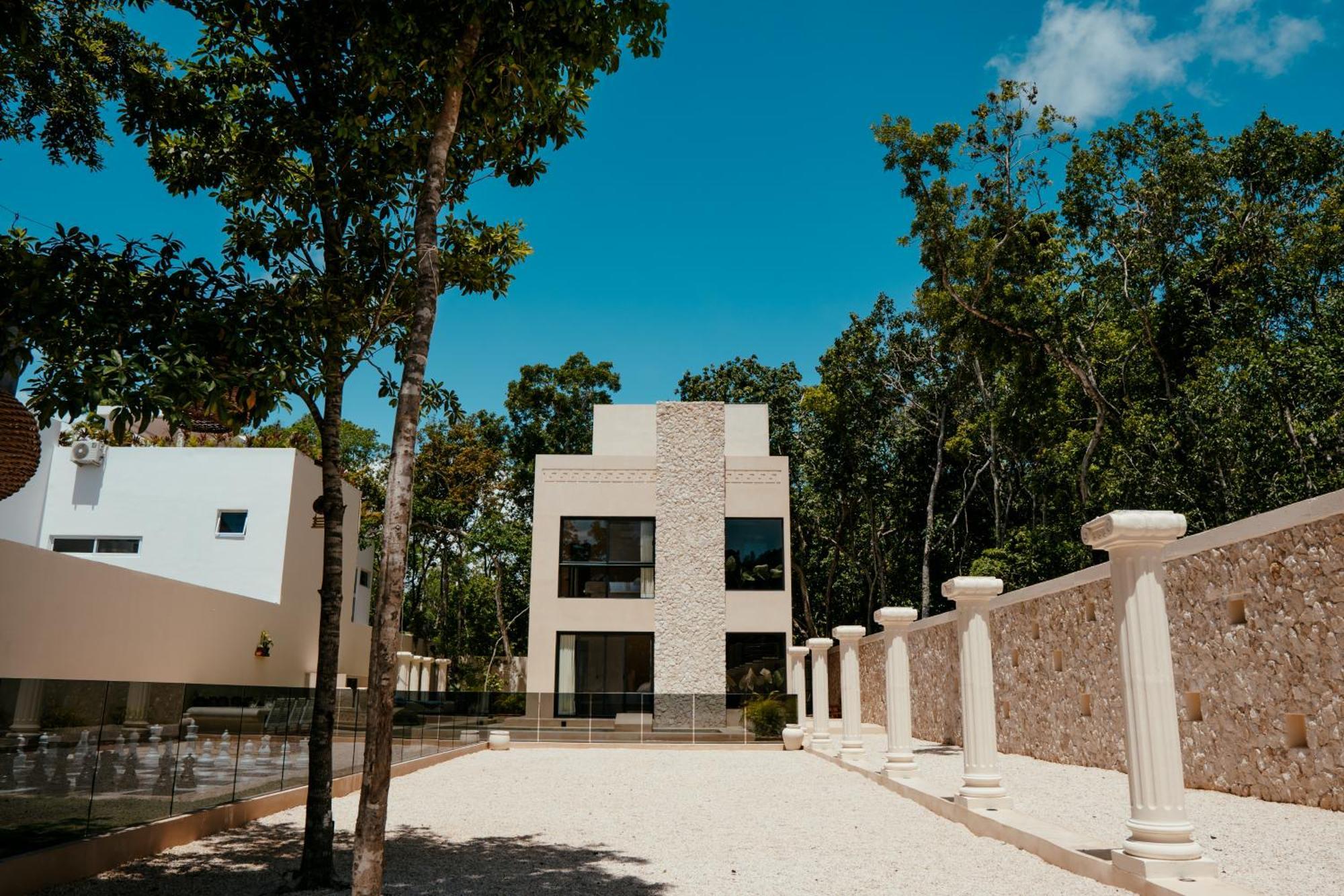Luxury Large Villa/2 Pools/ Jacuzzi/rooftop/cenote View Villa Tulum