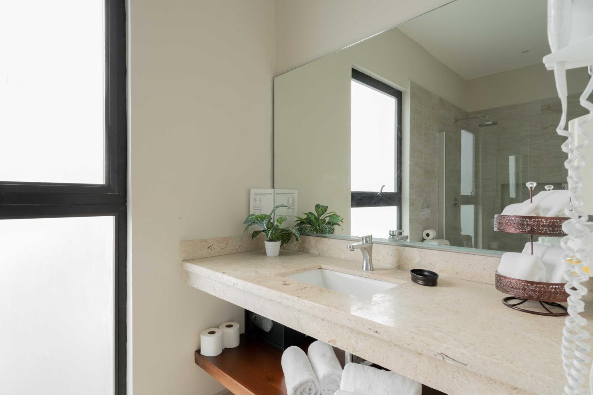 Holiday home Stunning For 10-cabana-private Pool-parking *