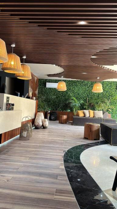 Comfy 2 Pools, Gym, Great Location
