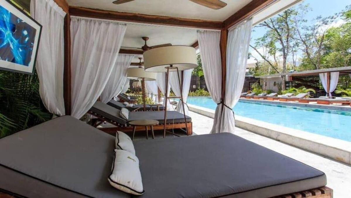 Luxurious Oasis Jacuzzi With Art Gallery And Pool *