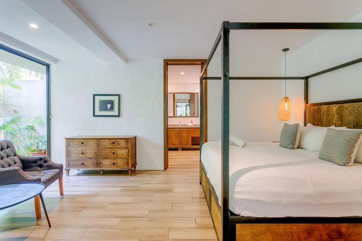 Luxurious Oasis Jacuzzi With Art Gallery And Pool Apartment