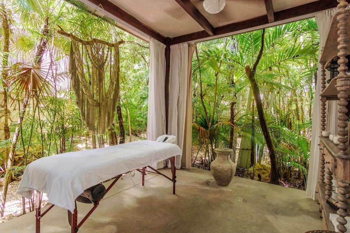 Luxurious Oasis Jacuzzi With Art Gallery And Pool *