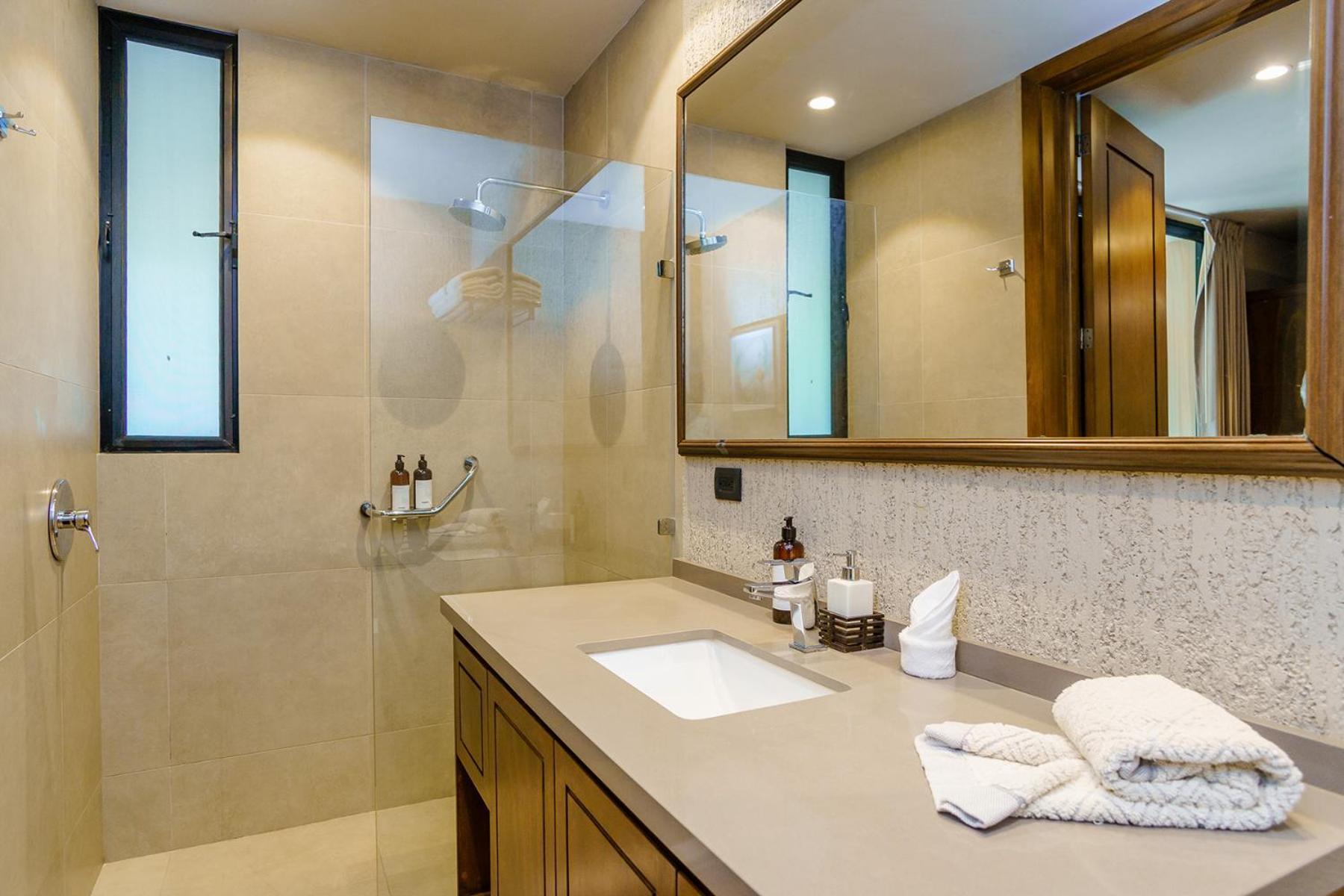 Luxurious Oasis Jacuzzi With Art Gallery And Pool