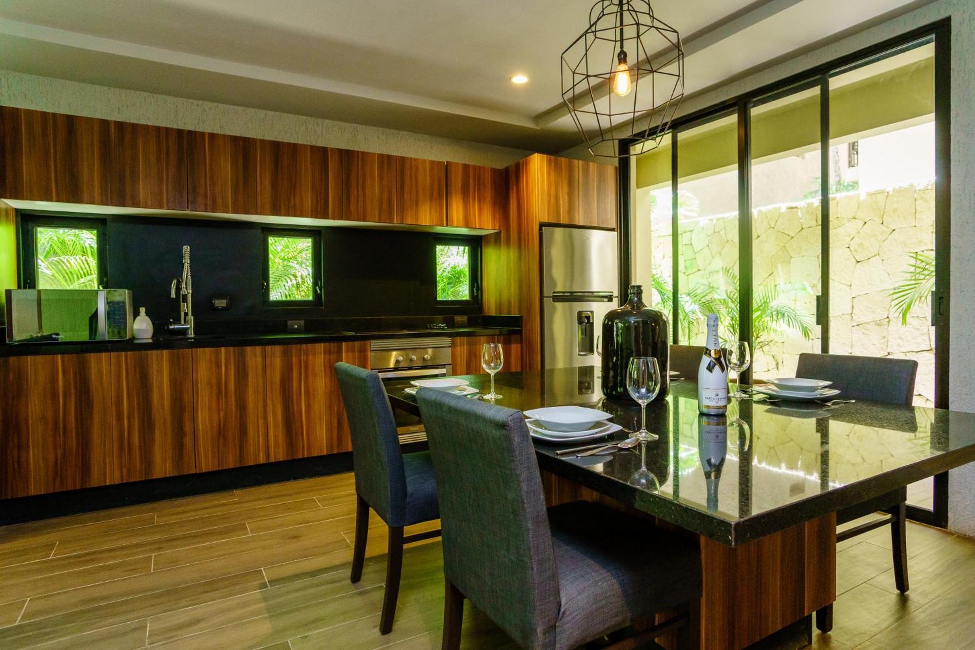 Luxurious Oasis Jacuzzi With Art Gallery And Pool Apartment *