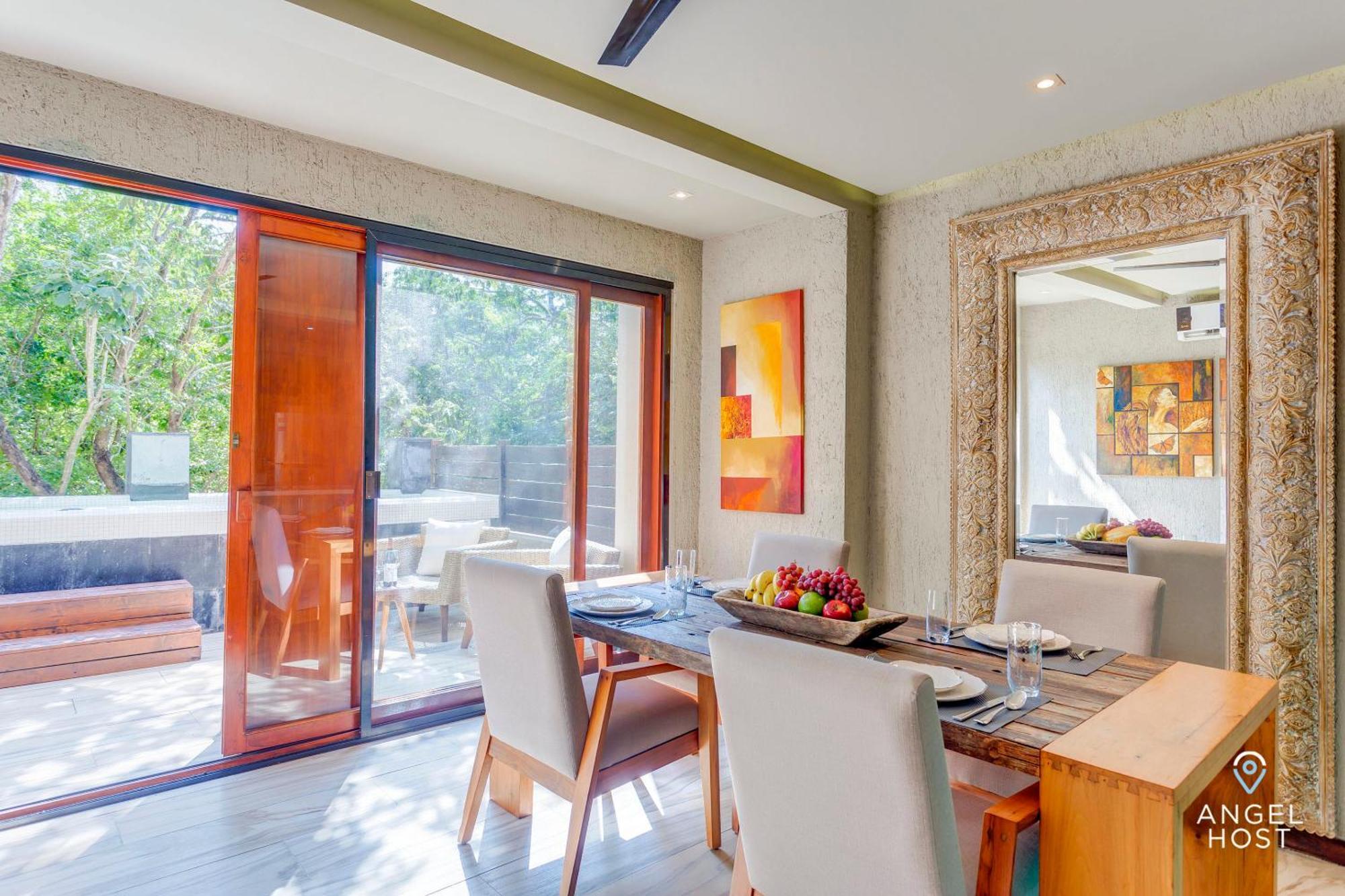 Luxurious Oasis Jacuzzi With Art Gallery And Pool Apartment