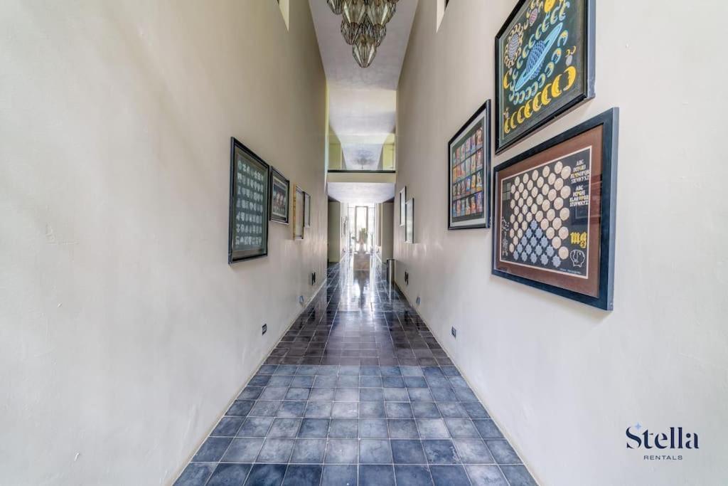Luxurious Oasis Jacuzzi With Art Gallery And Pool