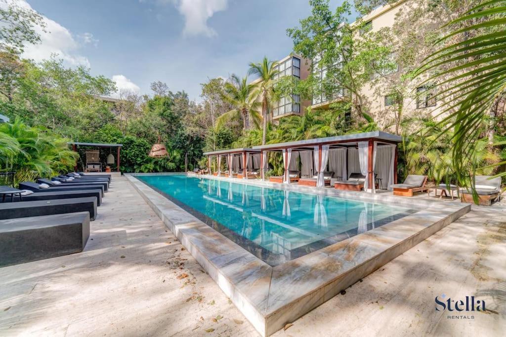 Luxurious Oasis Jacuzzi With Art Gallery And Pool