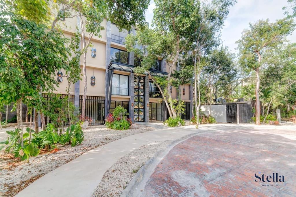Luxurious Oasis Jacuzzi With Art Gallery And Pool Apartment *
