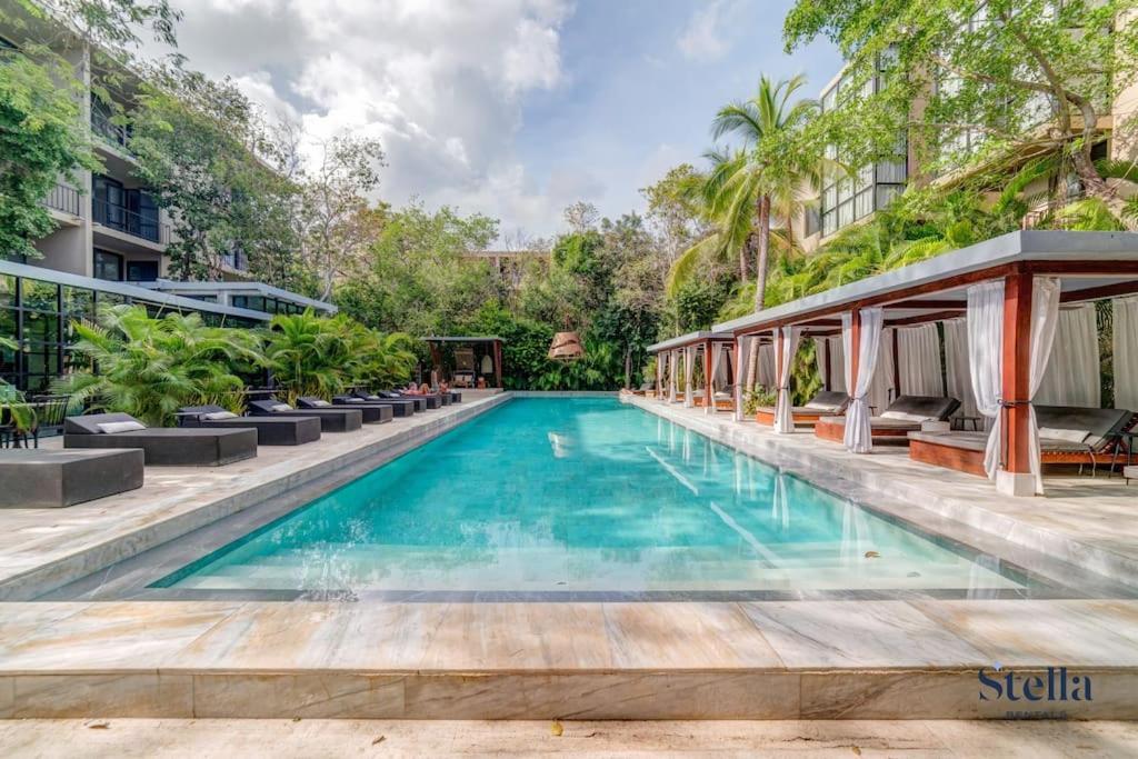 Luxurious Oasis Jacuzzi With Art Gallery And Pool *