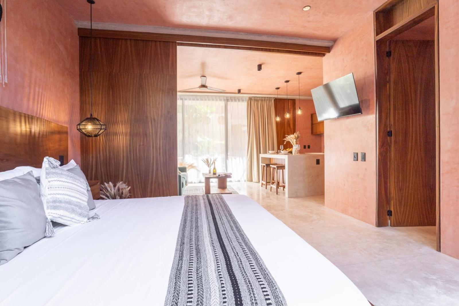 Primrose Jungle Paradise Villa, 3brd, Island Shower, 2 Private Pools, Gourmet Dining & 24hr Security