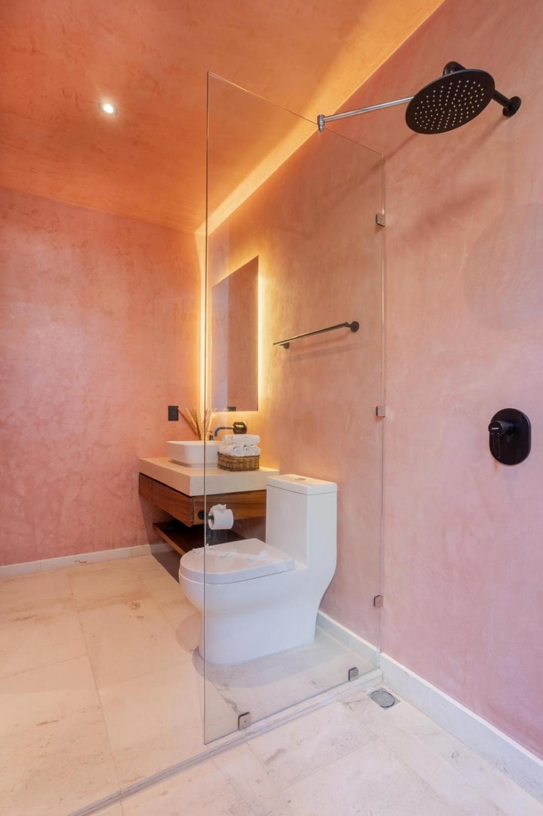 Primrose Jungle Paradise Villa, 3brd, Island Shower, 2 Private Pools, Gourmet Dining & 24hr Security