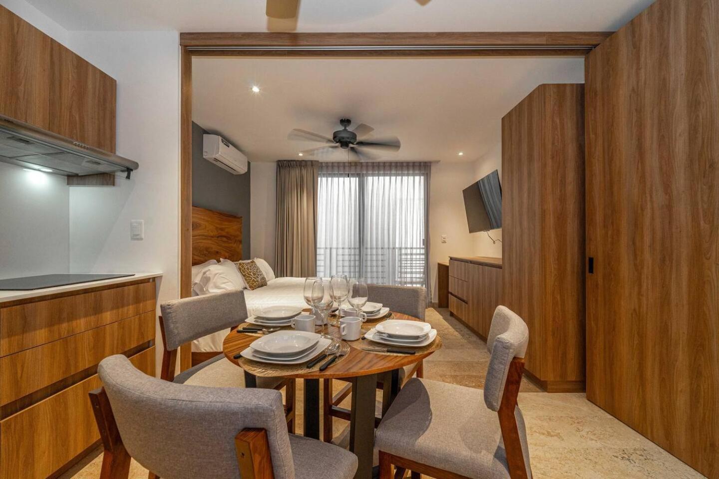 King With Private Balcony, Gym And Rooftop Pool